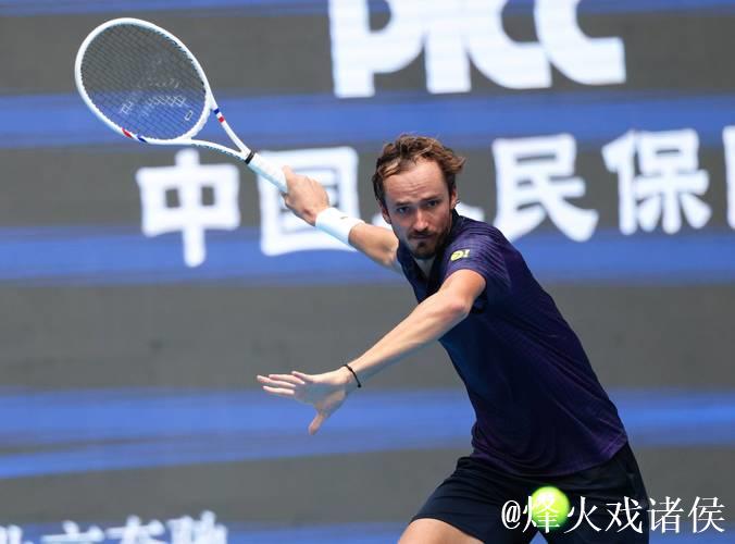 ATP巴黎大师赛：梅德韦杰夫强势晋级 阿利亚西姆惊险逆转
